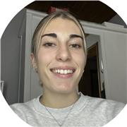 estoy estudiando un grado superior de educación infantil. Me encanta tratar con niños y estoy dispuesta a ayudarles.